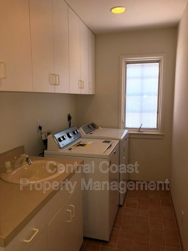 Building Photo - 2884 Sloat Rd