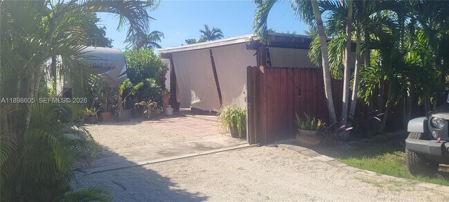 Building Photo - 6021 SW 62nd Pl