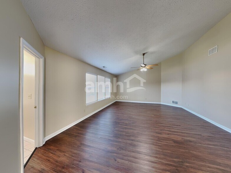 Building Photo - 529 Austrian Way