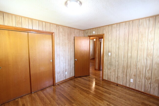 Building Photo - 3 Bedroom 1 Full Bath + Picture Perfect In & Out! You will LOVE IT!!