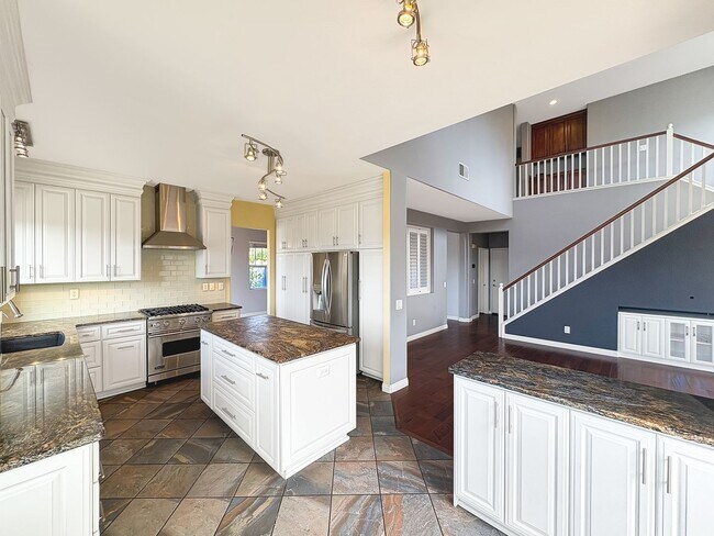 Building Photo - Beautiful 4B/3BA house w/ large backyard i...