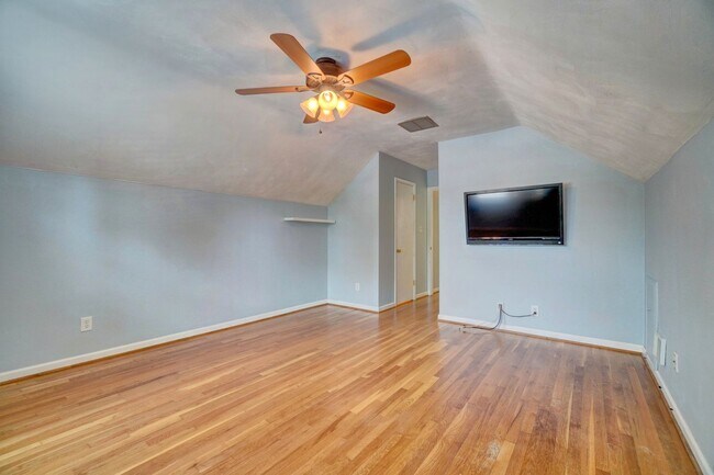 Building Photo - Fabulous 4-Bedroom Great Neck Home Ready 0...
