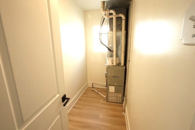 Building Photo - 4436 N Bernard St