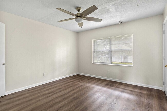 Building Photo - 2325 W Pensacola St