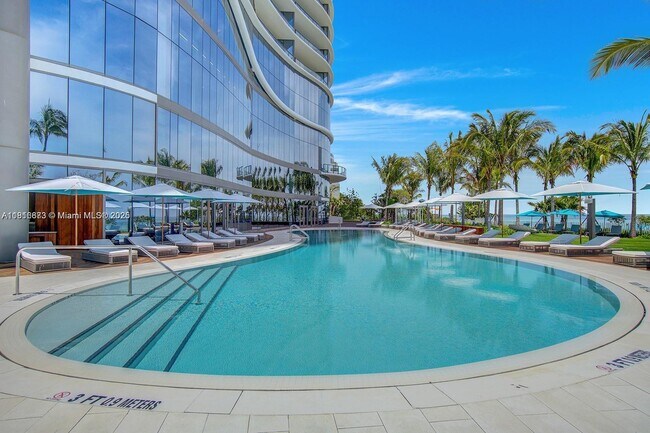 Building Photo - 15701 Collins Ave