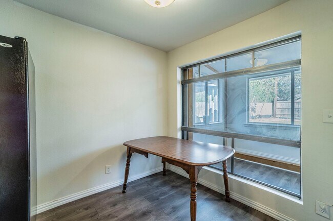 Building Photo - Newly Remodeled & Ready to Move In!