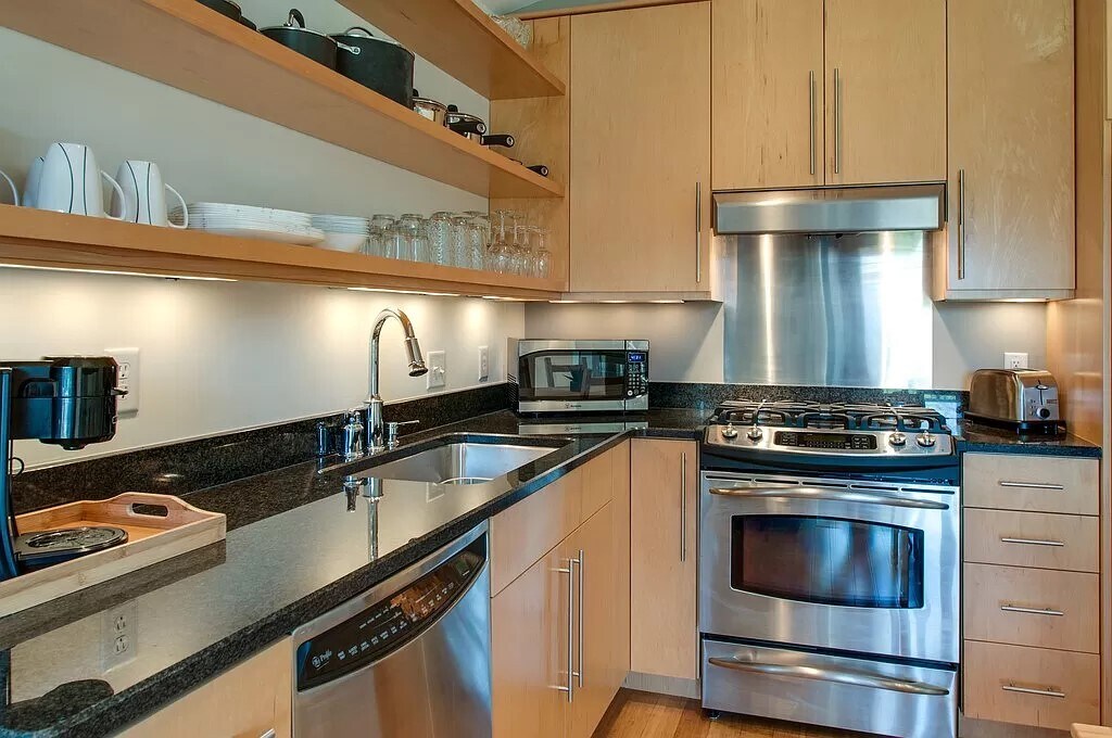 Granite countertops and lots of storage. - 324 Van Buren St