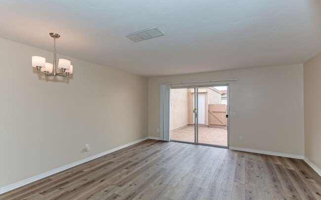 Building Photo - Great 2 BD Home in the Lake Park Terrace C...