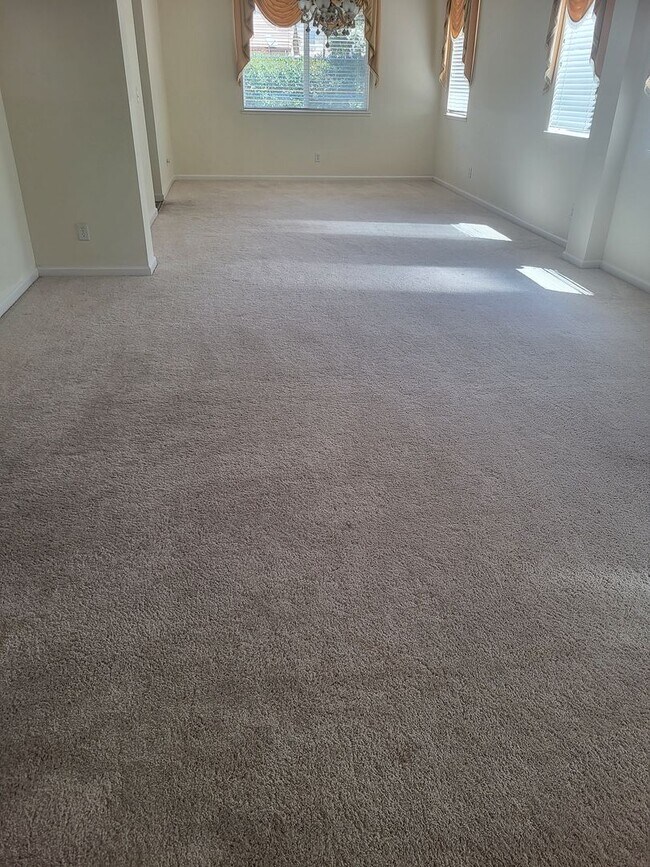 Building Photo - 5049 Pine Lake Ct