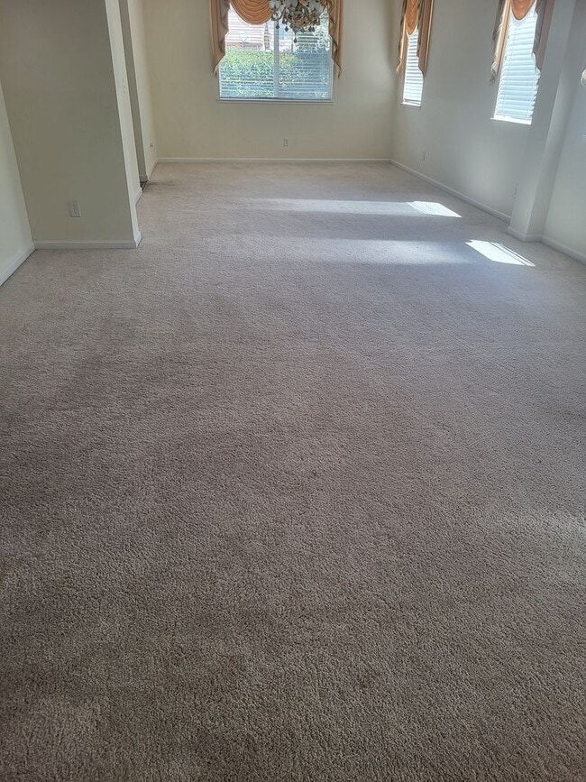 Building Photo - Gorgeous 5bd-3bth Available now!!