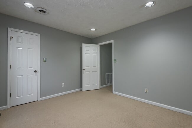 Building Photo - 420 Shelbyville Rd