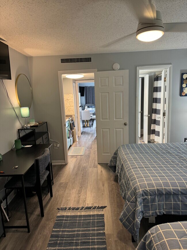 Building Photo - 210 75th Ave N