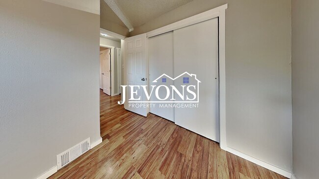 Building Photo - Inviting 2-bedroom 4-plex near Pritchard I...