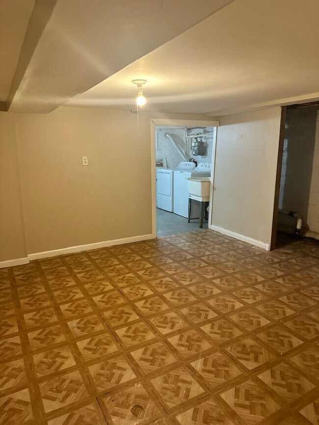Building Photo - Spacious Rooms! Finished Basement! W/D! Available Now!