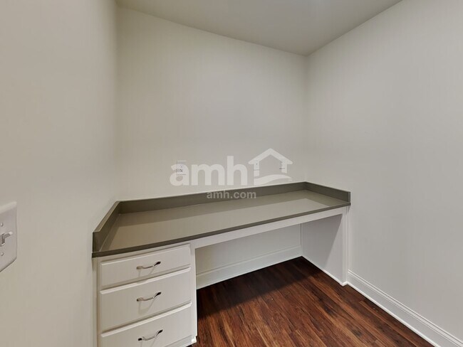 Building Photo - 768 Carnaby Ln