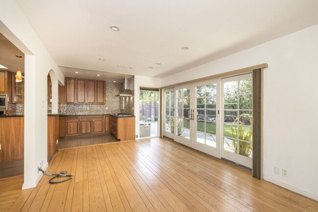 Building Photo - Elegant 3 Bed 2 Bath Home, Beautifully Remodeled in 2011