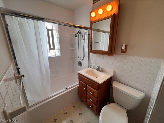 Building Photo - 3006 Torrington Ave