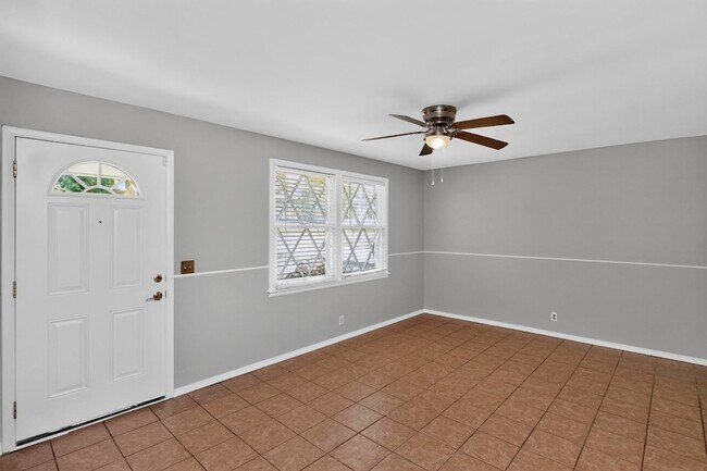 Building Photo - 261 Eisenhower Dr