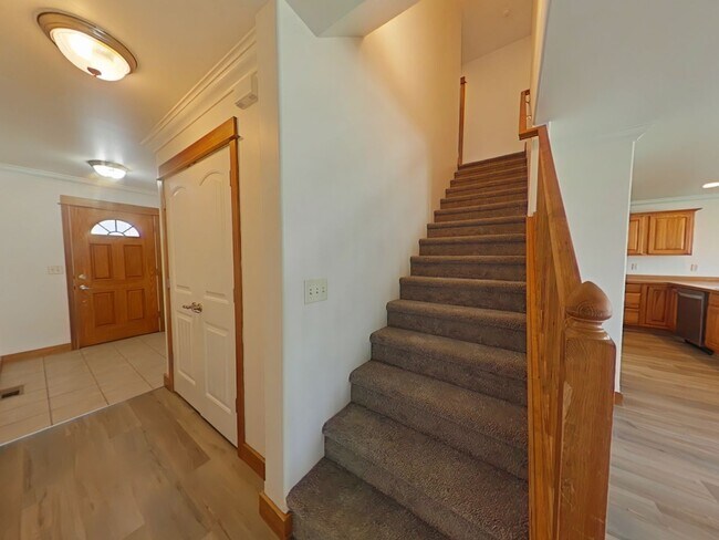 Building Photo - Beautiful 3 bedroom, 2 1/2 bathroom, townhouse with attached garage!