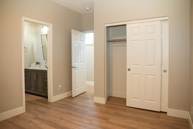 Building Photo - 1874 S 160th Ln