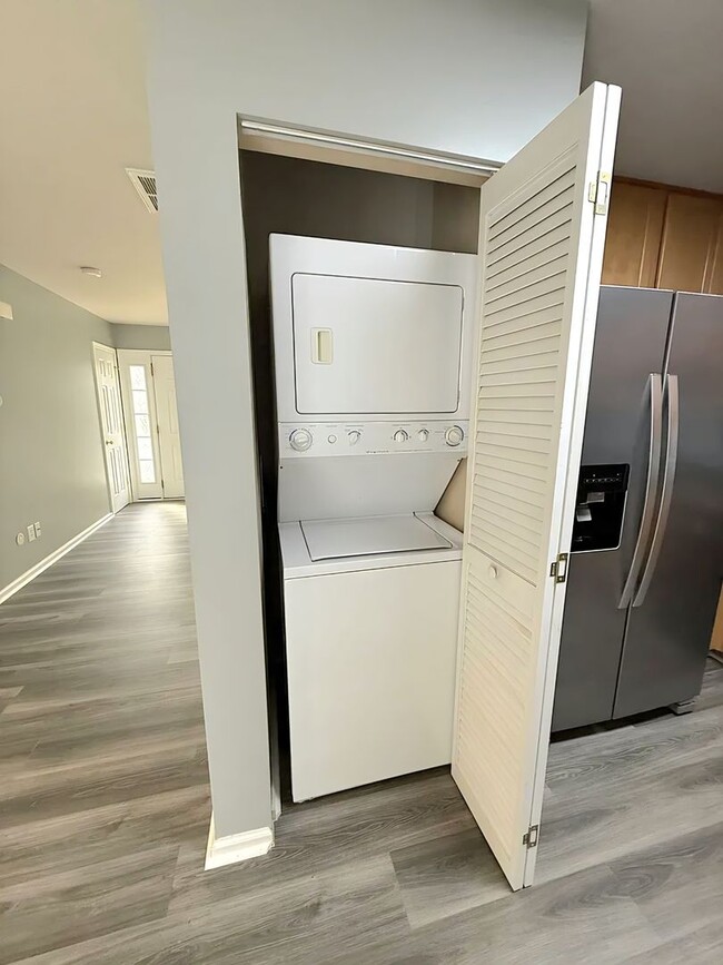 Building Photo - Beautiful End-Unit Townhouse in New Town –...