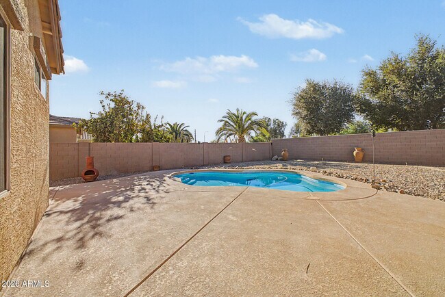 Building Photo - 706 E Las Colinas Pl