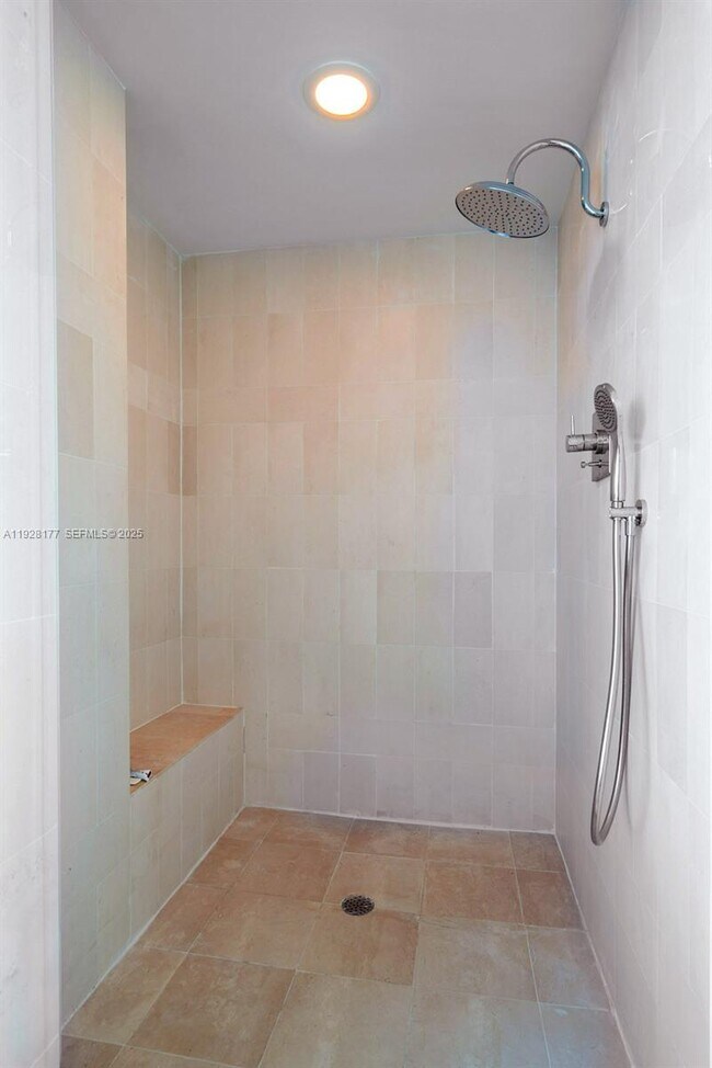 Building Photo - 300 South Pointe Dr