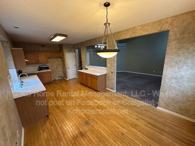 Building Photo - 9305 N Charlotte Ct