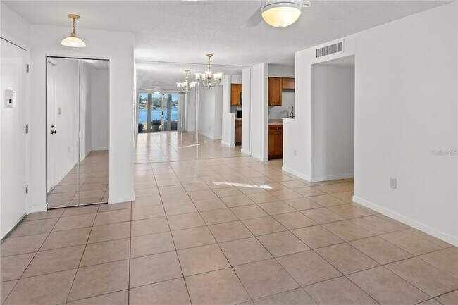 Building Photo - 530 Orange Dr