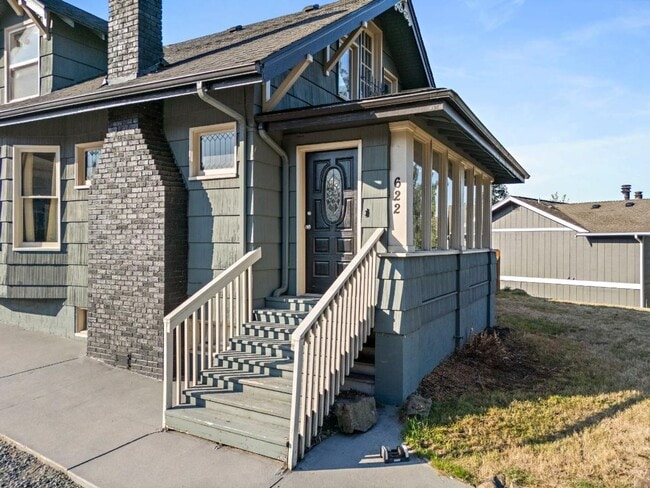 Building Photo - Charming 2-Bed 2-Bath Tacoma Craftsman | S...