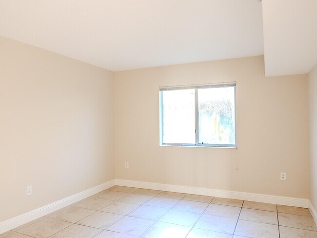 Building Photo - 4785 SW 62nd Ave