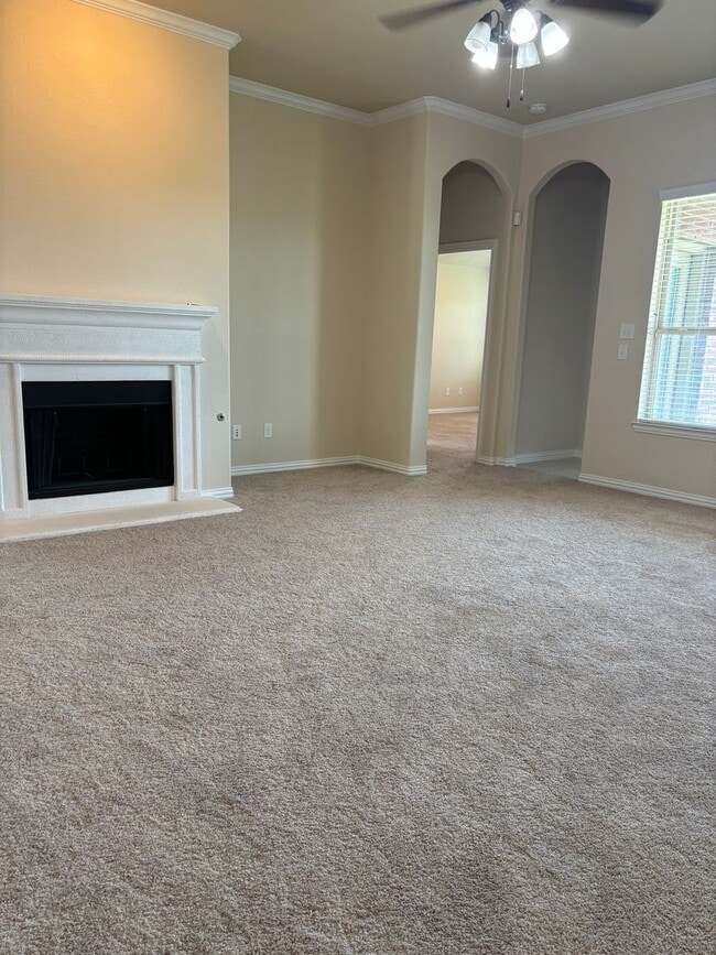 Building Photo - 3/2/2 Ready to Go! Located on the greenbelt!