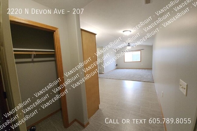 Building Photo - 2220 Devon Ave