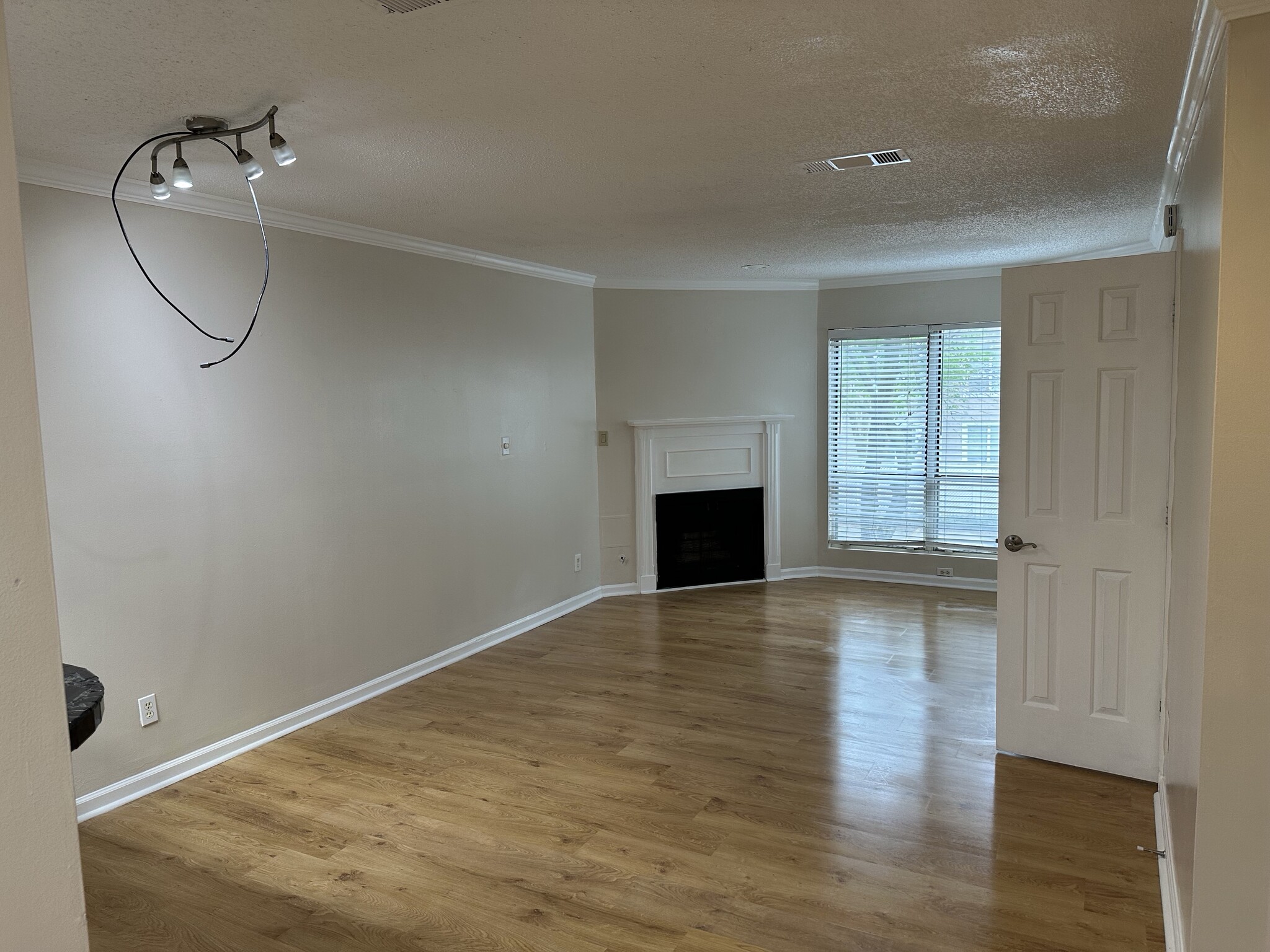 Building Photo - 209 14th St NE