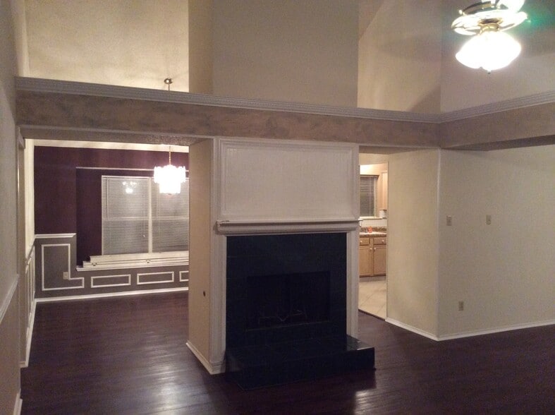 Building Photo - 2202 Bowie Ln