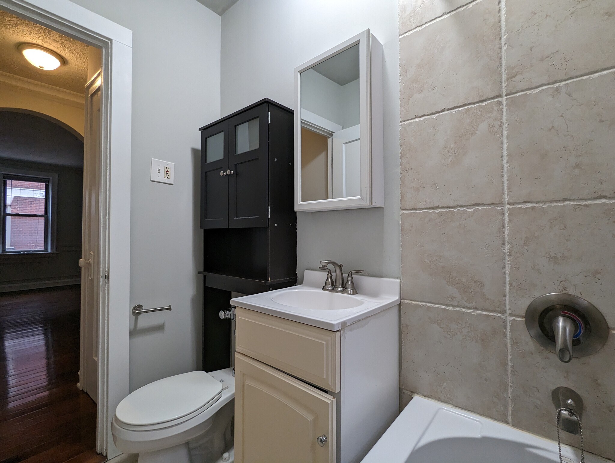 Building Photo - 546 W Surf St