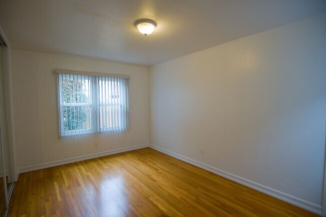 Building Photo - 170-170 1/2 Garret Avenue
