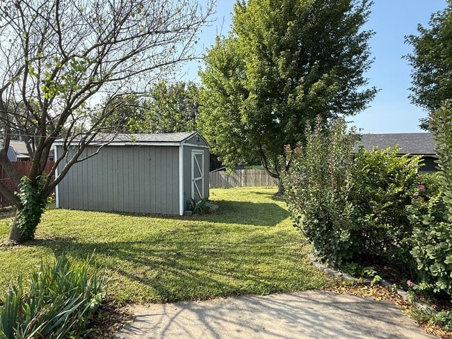 Building Photo - 3916 Fox Ridge Dr