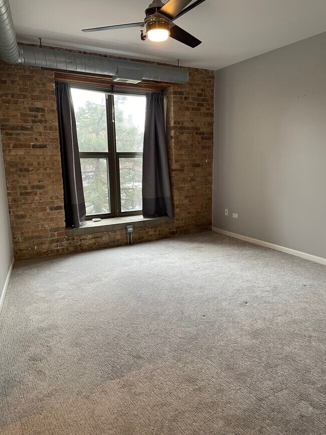 Building Photo - 1735 W Diversey Pkwy