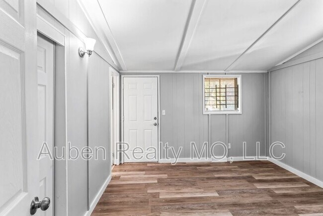 Building Photo - 1300 S Appleton Ave