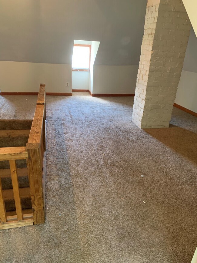 Building Photo - Off Street Parking on Park Ave-Available A...