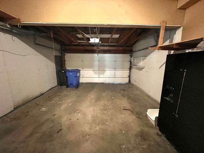 Building Photo - 3 bed, 2 bath Townhome - 1 Month Free on a 12-Month Lease!