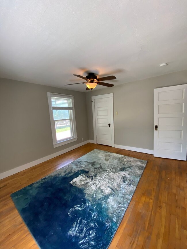 Building Photo - Room For Rent