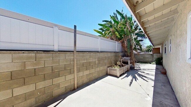 Building Photo - 9082 Central Ave