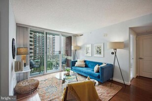 Building Photo - 880 N Pollard St