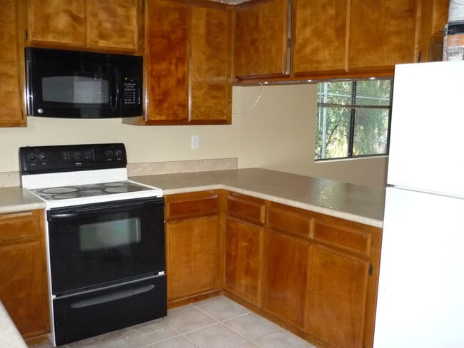 Building Photo - Secluded Corner Unit Condo!