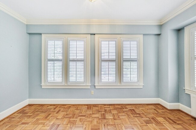 Building Photo - Elegant 2 Bedroom/ 2 Bath Unit in Westchester Cooperative!