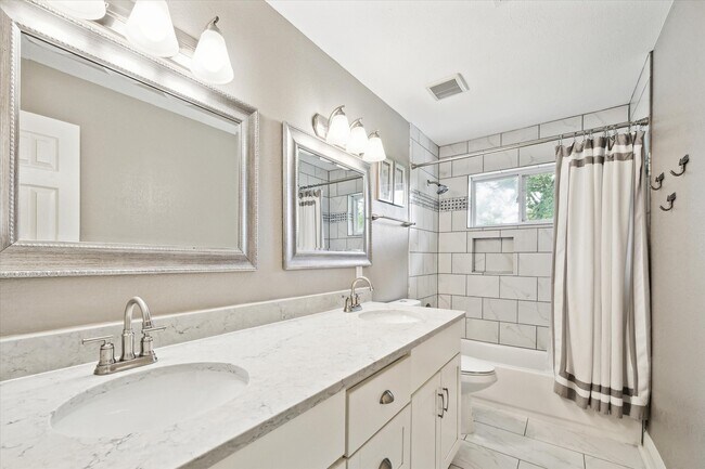 Building Photo - 5807 Duxbury St