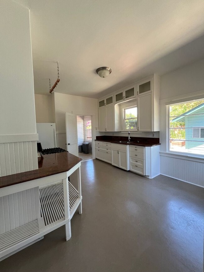 Building Photo - Charming 1910 Craftsman Home – 3BR/2BA + B...