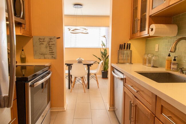 Building Photo - 960 Larrabee St